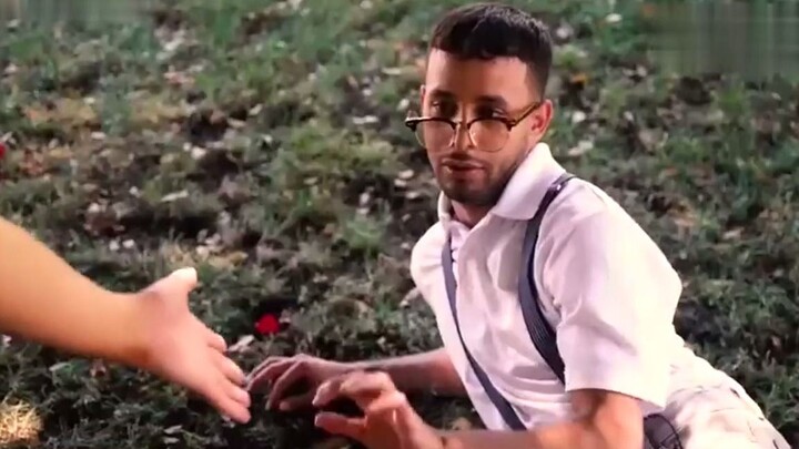 Phim ngắn vui nhộn từ nước ngoài: Cảm giác khi ở bên một người bạn trai thấp bé như thế nào? Câu chu