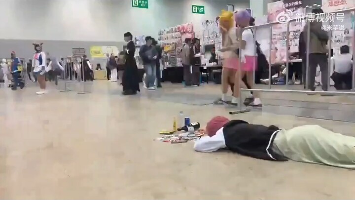 Cô nàng COSER Hiroi Kikuri khiến khán giả “khó đỡ” khi say xỉn ngay tại hội chợ anime