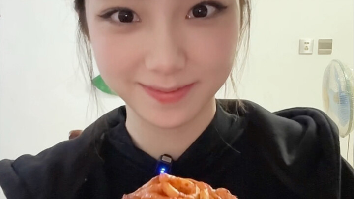 Nikmati sensasi makan mi goreng Xinjiang hanya 1 yuan per mangkuk! Ini pertama kalinya saya unggah v