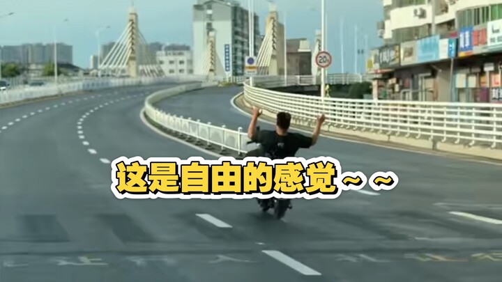 Otomatisasi Level 9? Pemuda penuh semangat naik jalan layang, begitu ketahuan langsung tiduran