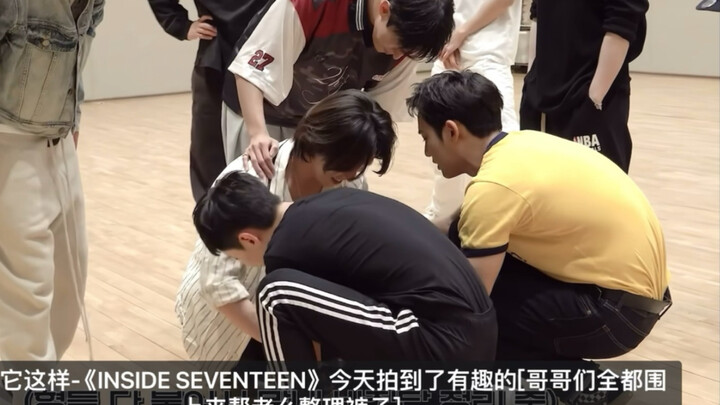 กางเกงของดิโน่ยาวเกินไป ระหว่างซ้อมล้มลง พี่ๆ ก็พากันรุมช่วยพับขากางเกงให้