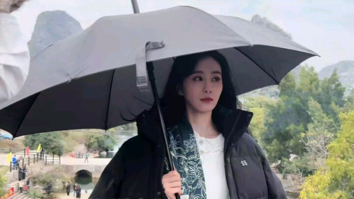 See Liu Haha again! Standing on the bamboo raft in Guilin, Liu Shishi dreams of returning to her for