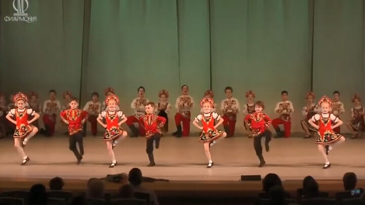 幼儿舞蹈表演：为什么叫战斗民族？正统的俄罗斯民族舞告诉你 Russian  Kalinka Child Dance