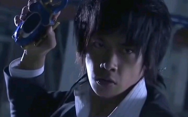 "Kamen Rider" Kagami, seorang pria yang dikenali oleh tiga kumbang