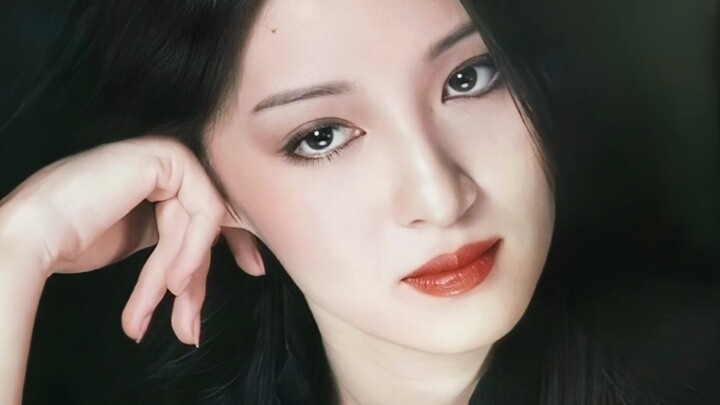 وجهها جميلٌ كأنه عمل فني، وبين حاجبيها وعينيها حزنٌ لا يُمكن تبديده، امرأةٌ جميلةٌ كالحلم!