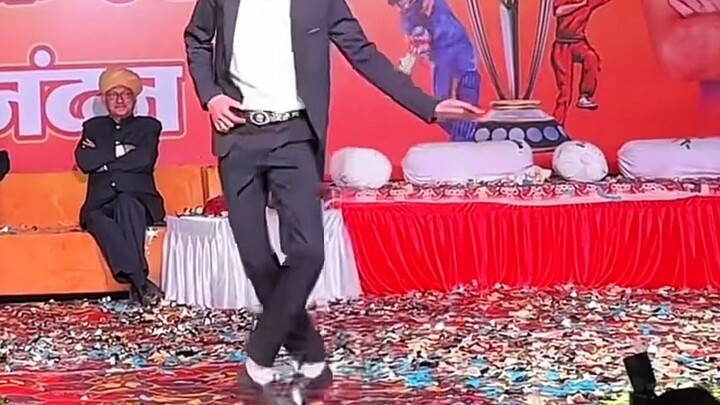 ท่าเต้นต้นฉบับของแจ็คสันจากบัลเล่ต์อยู่ที่นี่