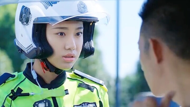 Điệp viên đang thực thi nhiệm vụ, nhưng nữ cảnh sát giao thông nhất quyết chặn lại, cuối cùng gây ra