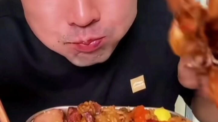 Vẫn còn em gái, Mỹ đã có khuỷu tay rồi.