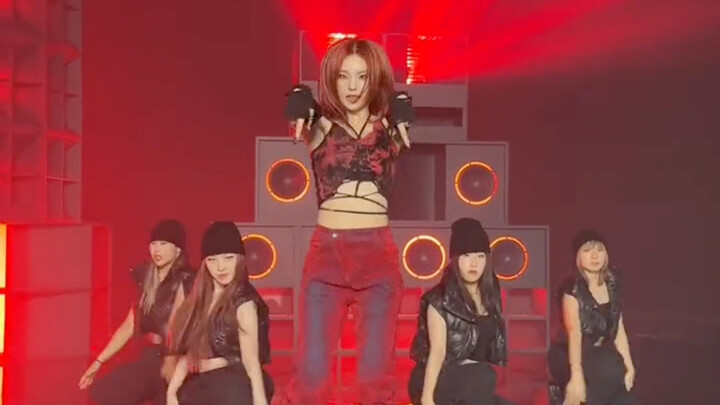 Hwang Yeji's solo song "Crown On My Head" Tik Tok dance challenge!