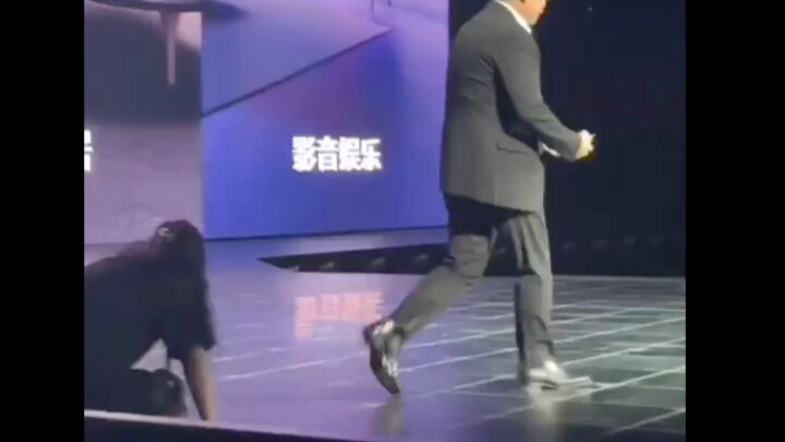 The big-mouthed host went on stage and was so nervous they forgot to bring the remote.
