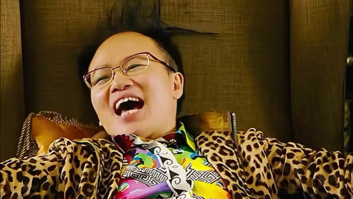 هذا المدير تشنغ بلا شعر على رأسه ويرتدي نقشة الفهد، ويؤدي دوره بعفوية تامة!