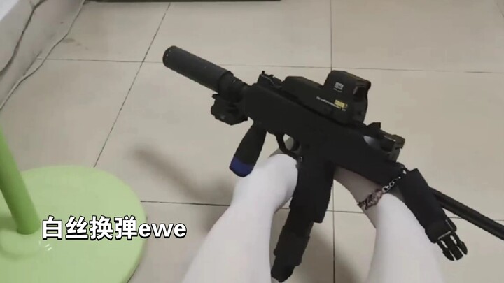 هيهيهي، نفس طريقة تغيير الخرطوشة مثل شياوشن جانغ، لكن كيف أرتدي الجوارب البيضاء وألعب بمسدس رشاش ♂ (