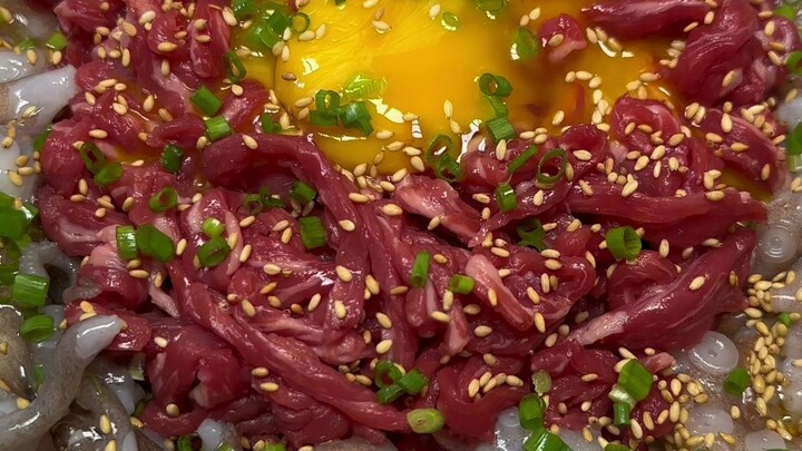 Acar mentah Korea memang mantap: gurita mentah dicampur daging sapi mentah!