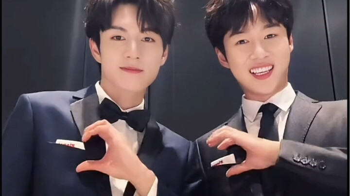 Cứu mạng với, bộ vest này quá bá đạo rồi! Kết hợp với bài hát ngọt ngào của Nguyên Nhi, vừa ngọt ngà