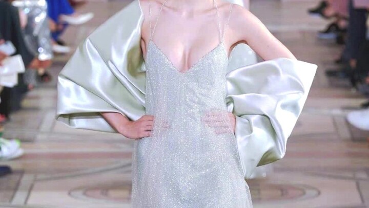 Armani really knows haute couture! It’s way, way more beautiful than some so‑called “fairy dresses”!