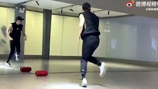 【وانغ جيا إر】 غاغا مجتهد جدًا في التدريب على الرقص بمفرده