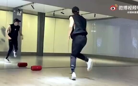 【Jackson Wang】Gaga is working so hard practicing dance on his own!