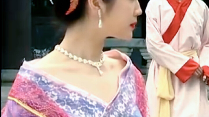 Cười chết, lần đầu tiên thấy kiểu tỏ tình sau cái nhìn đầu tiên là… đeo luôn chiếc vòng tay của đối 