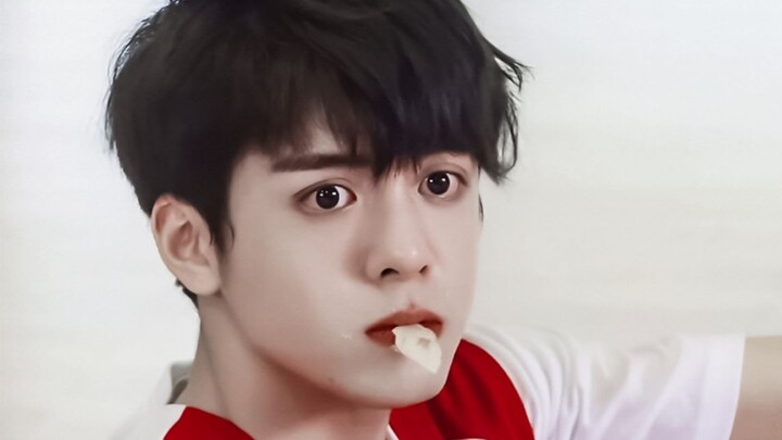 This is the dog eye beauty attack! How can a baby be so cute! !