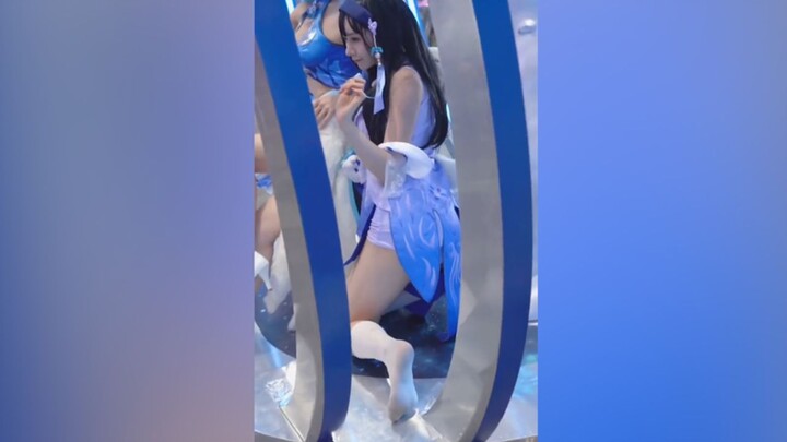 “这漫展可真是太离谱了....”