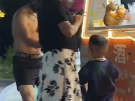 ตอนเด็กทำไมไม่มีใครเล่นกับฉันแบบนี้นะ นักกีฬาไล่ตีแบทแมนมะนาวโครมคราม