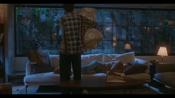 Said to be friends but did what a boyfriend should do (covering the quilt + pushing the trip + eatin
