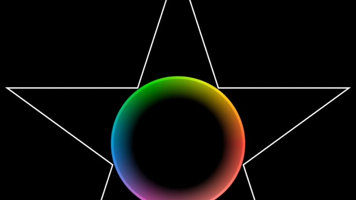 انعكاس الضوء داخل النجمة الخماسية يظهر بألوان زاهية متعددة.