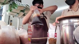 "ชาโกโก้  โซดาบ๊วย  โอเลี้ยงหวานขม"กาแฟชงโบราณรถเข็นริมทาง