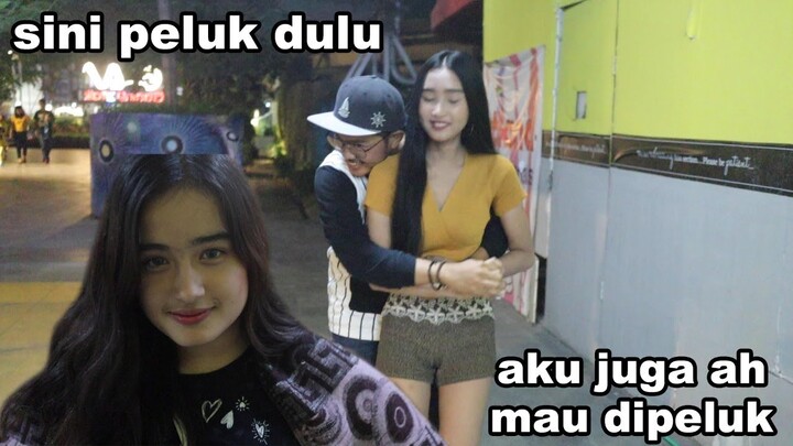 DIPELUK SAMBIL GOYANG BARENG CEWE GA DIKENAL?? AUTO BAPER!!  [HUG OR SLAP]