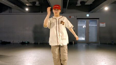 Bai Jiuying นักเรียน 1 ล้านคนในชั้นเรียนสอน "BOYS PLANET - Hot Summer"