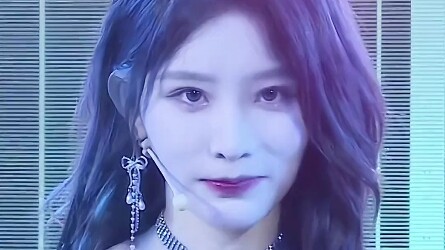 [Zhou Shiyu] The way she tries so hard not to miss a single glow from her braces is just too cute—I’