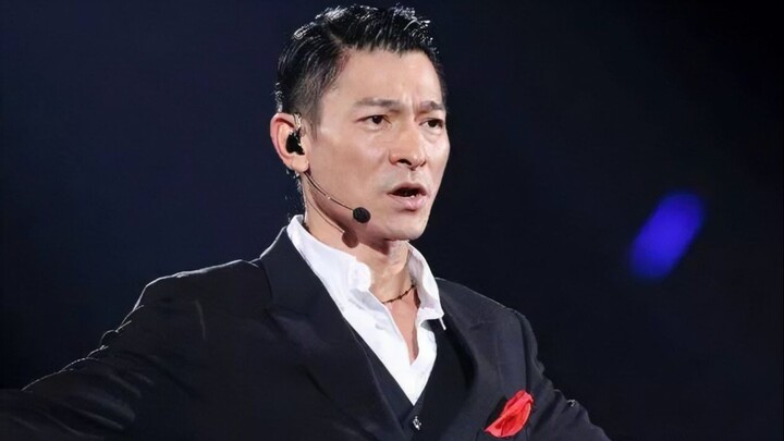 ليو دهوا يُعَدّ أول من يعترف بأنه صيني، ويُتجاهل أثناء تسليم الجائزة لـ EXO، ما دفع الإنترنت بأكمله 