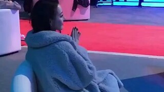 This back view of Dilireba taking off her coat before going on stage