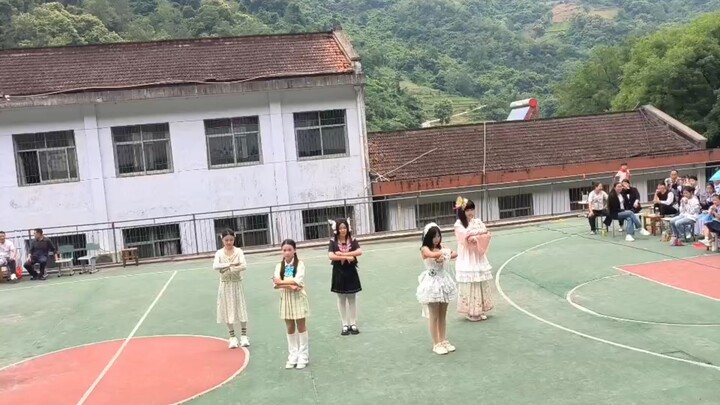 For the last time, Liu Yi went viral on Xiaohongshu, so he decided to share it on Bilibili too. Than