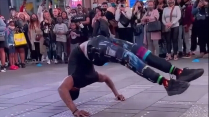 Đây mới chính là cao thủ nhảy street dance! Màn biểu diễn nhảy đường phố thu hút đông đảo người qua 