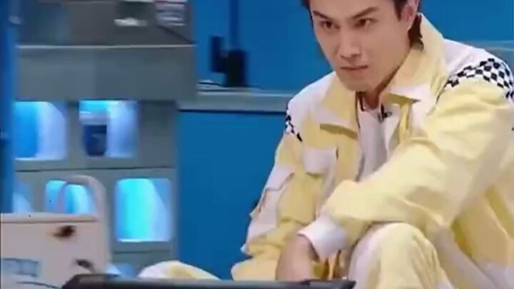 Lee Seung-hyun, you’re quite the guy! Lee Seung-hyun really knows how to parallel park.