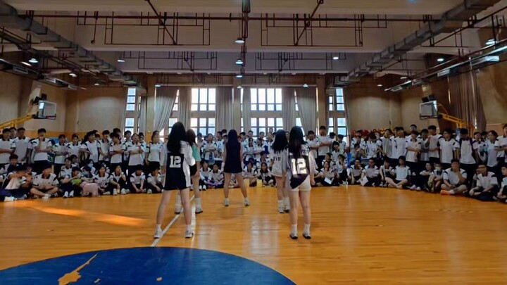 ชมรมเต้นสตรีทของโรงเรียนขึ้นแสดงเพลง “Attention”
