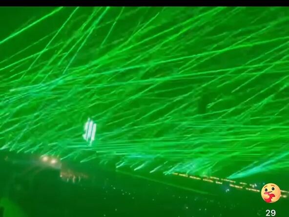 المنظم: كم من الليزر تريد؟ سكيرلِكس: نعم!