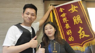On his girlfriend's birthday, he gave her an award and a banner! She must be so happy!