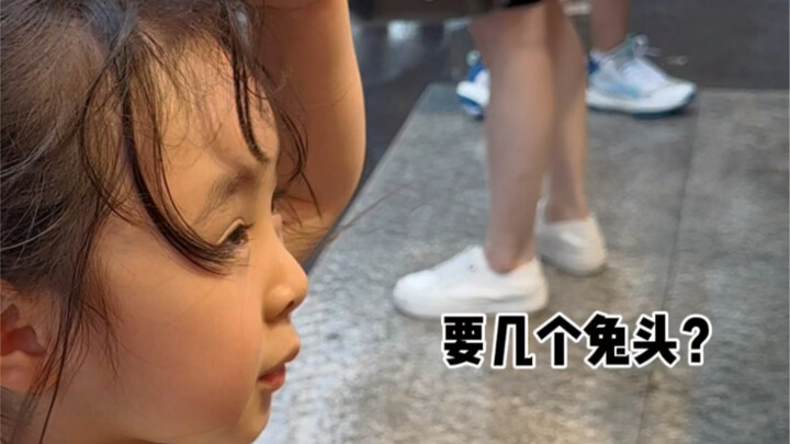 萌娃街头给爸爸买兔头，跨越千里回家分享爱！