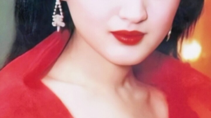 لا عجب أن والديّ كانوا مفتونين بها لدرجة ذهولهم في ذلك الوقت! من منا كان ليصمد أمامها؟!