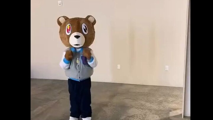 North West berdandan sebagai Beruang Drop Out untuk Halloween yang akan datang 🐻