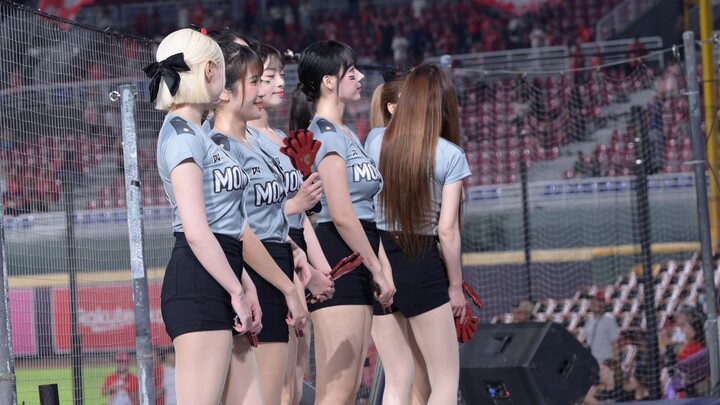 260907 Game Over: Eastern Girls After the Match. RAKUTEN GIRLS