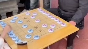 Ông lão bị cô bé chiếu hết cờ, mặt đầy vẻ sửng sốt! Không thể tin nổi