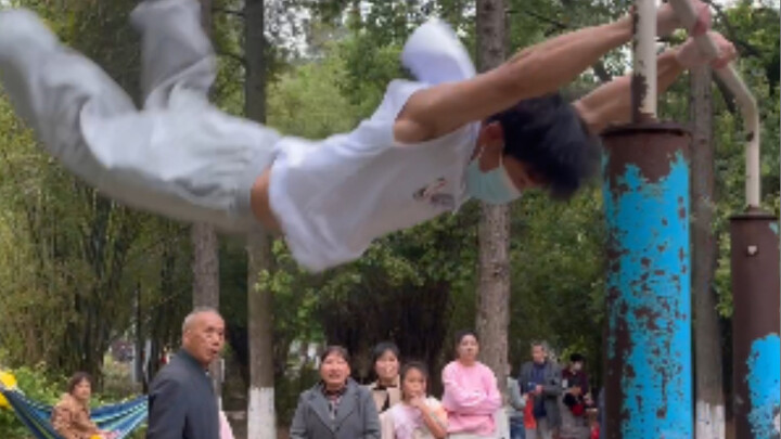 At this moment, I completely transformed into the most handsome guy in the park.