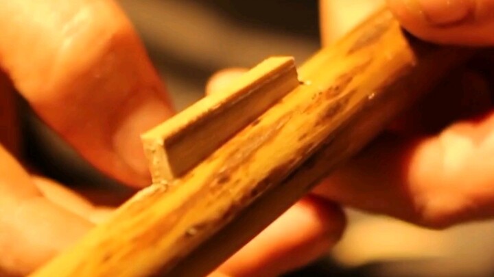 Trong phương pháp làm ô cổ truyền, chiếc lò xo ô chỉ cần dùng một thanh tre; nhờ khéo léo tận dụng l