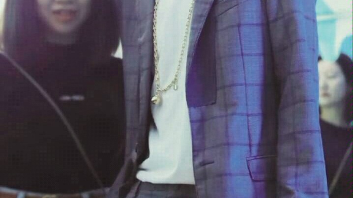 【وانغ ييبو】 أو إس داخلي من وانغ ييبو: هل ممكن تدعني أكمل كعكتي أولًا؟ T﹏T