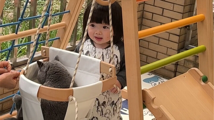 Đã hứa là sẽ cho tôi chơi xích đu mà