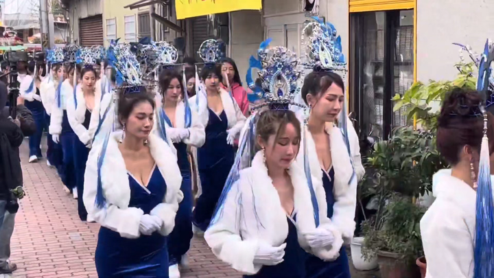 Saat festival kuil di Tainan, sekelompok gadis cantik berlalu dengan pesona menawan. Pernahkah kamu 