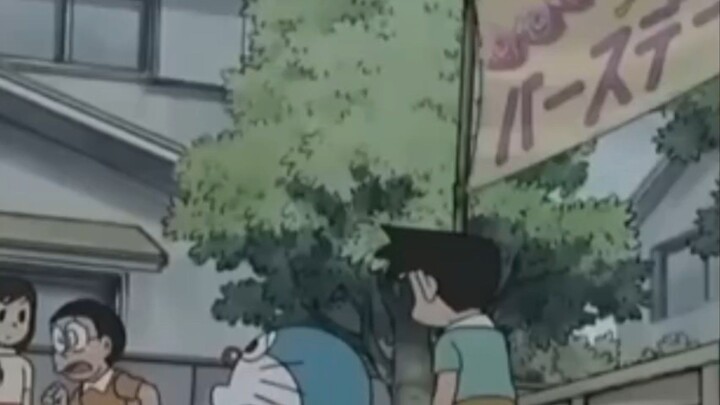 doraemon sedang bermain